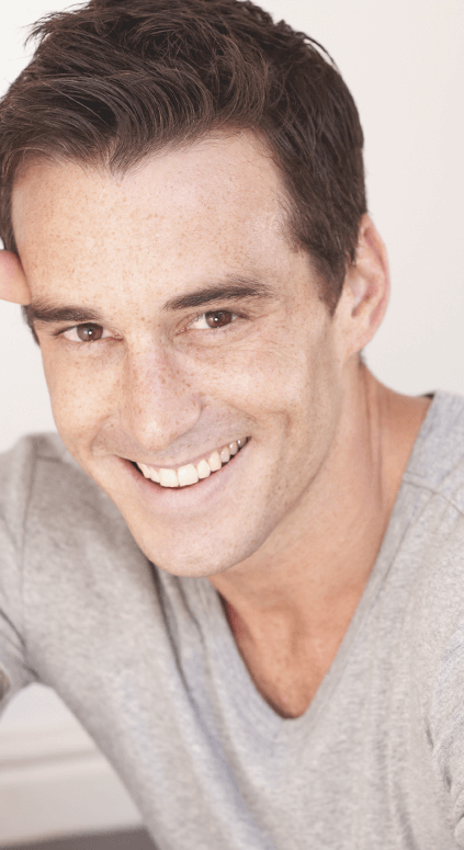 Hombre joven sonriendo