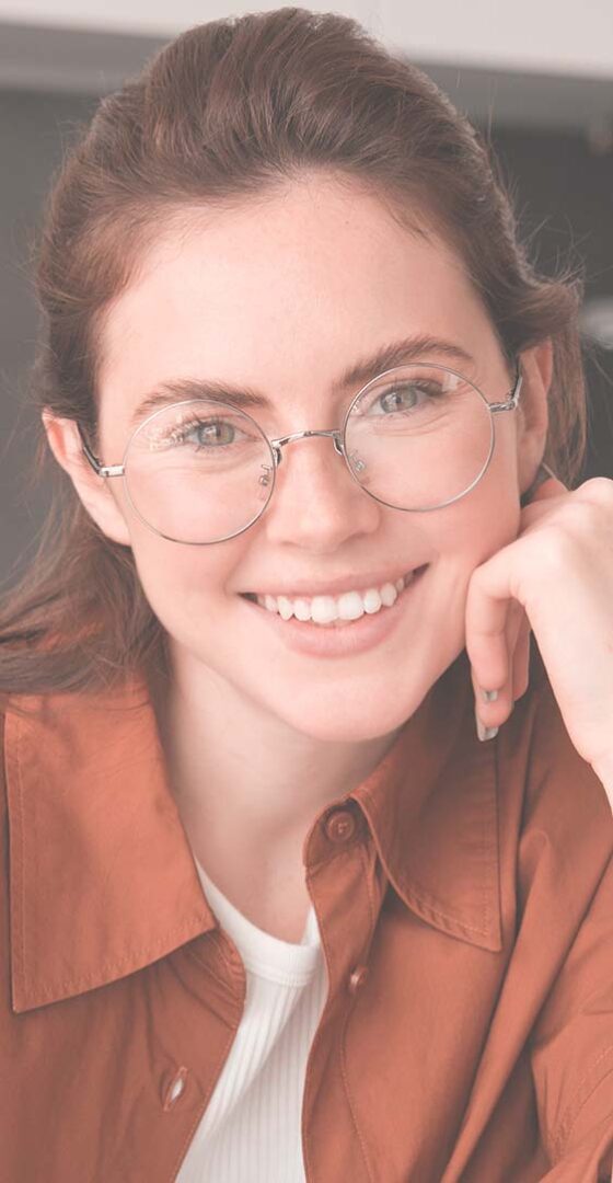 Mujer joven con gafas sonriendo