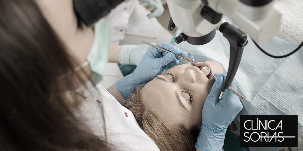 Auxiliar de dentista realizando una limpieza bucal