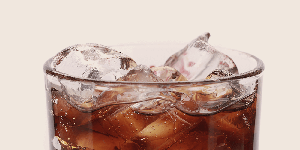 Baso con bebida carbonatada de Cola