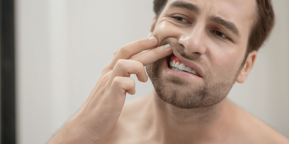 Hombre con las encías sangrando al despertar