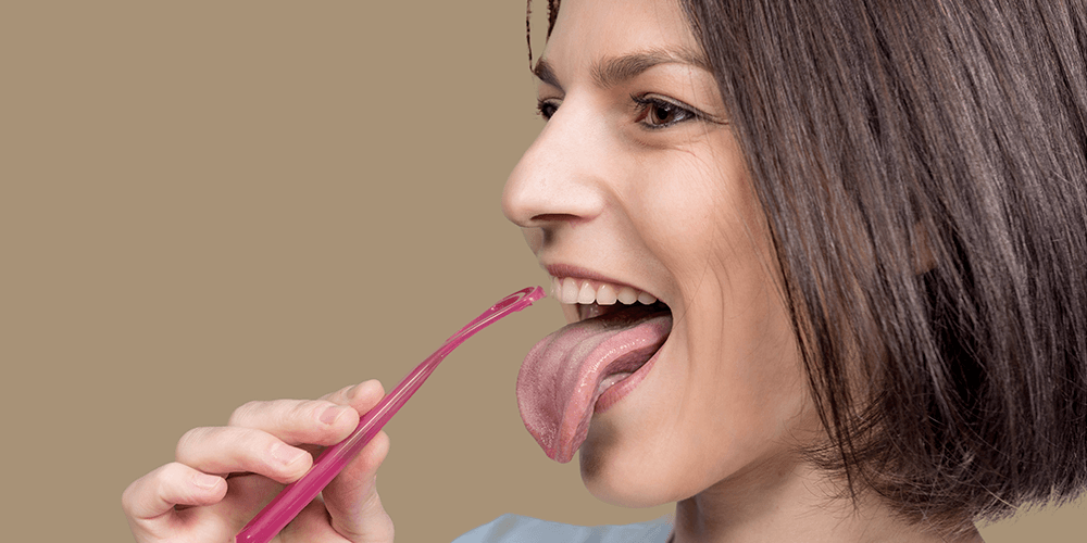 Mujer lavándose la lengua