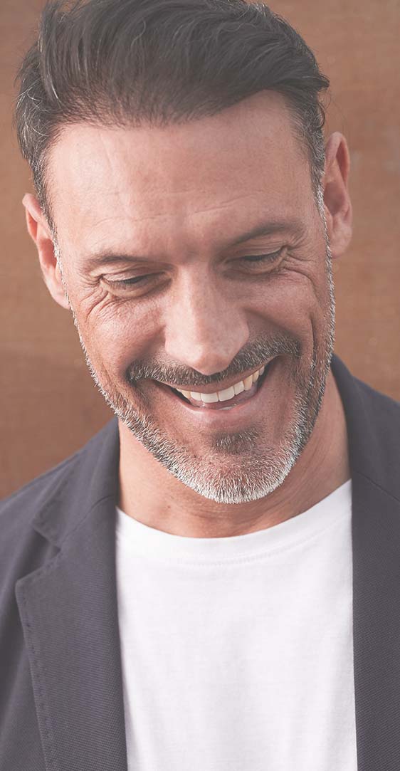 Hombre feliz riéndose