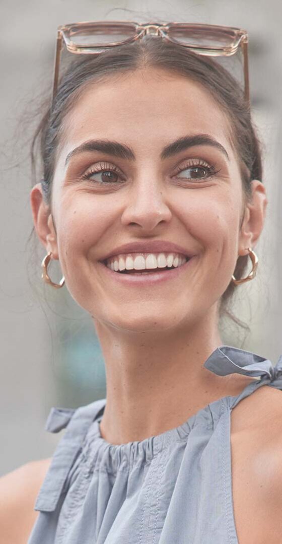 Chica sonriendo con dientes blancos