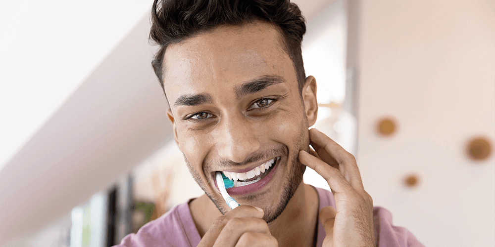 Hombre - Cuidado de encías - Clínica Deltal Soria - Salamanca
