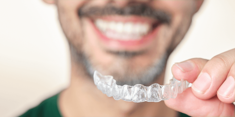 Hombre con su nuevo protector de dientes y encias