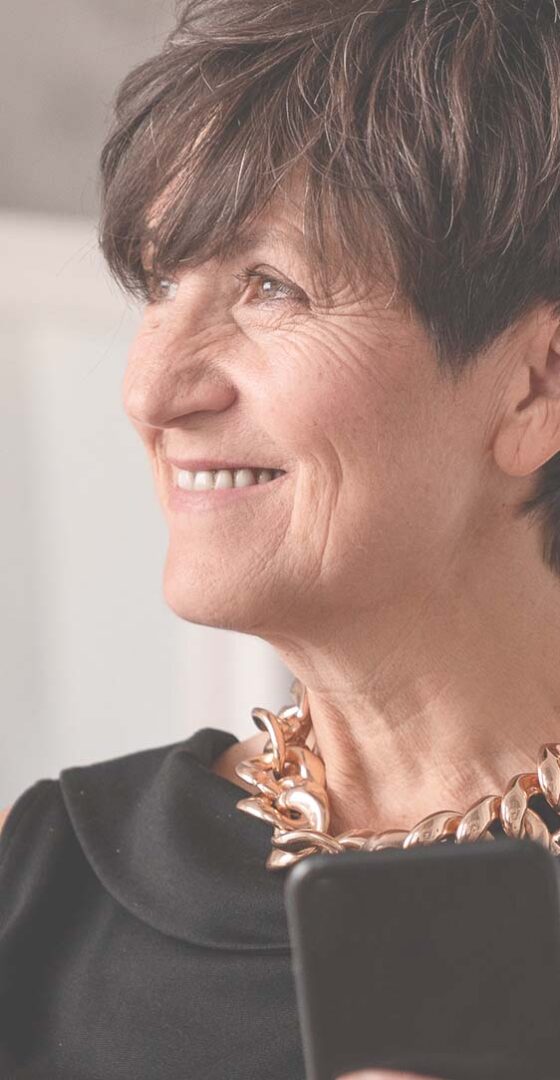 Señora mayor sonriendo