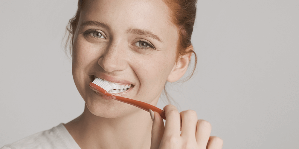 Mujer - Cuidado de encías - Clínica Deltal Soria - Salamanca