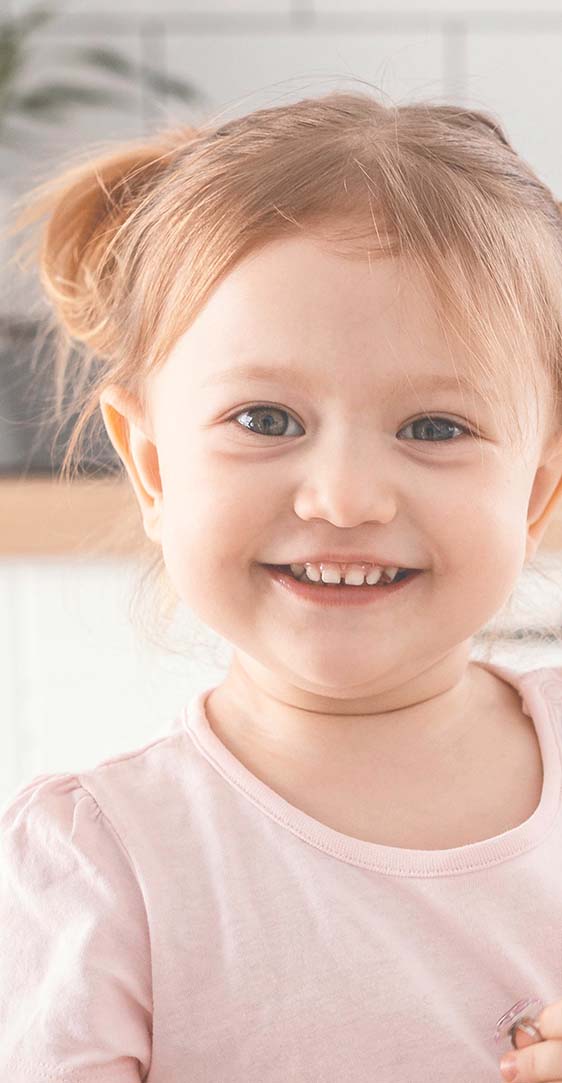 Niña pequeña riéndose