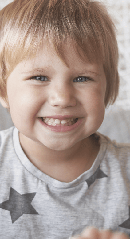 Niña pequeña sonriendo