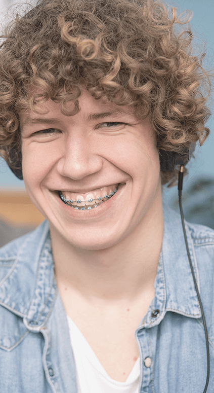 Chico con brackets sonriendo
