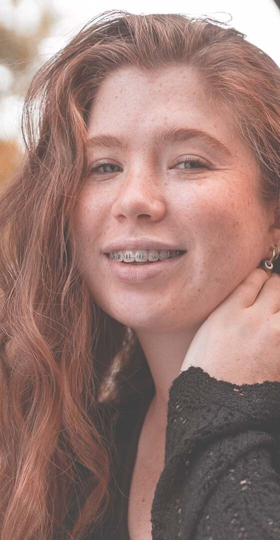 Chica pelirroja con brackets