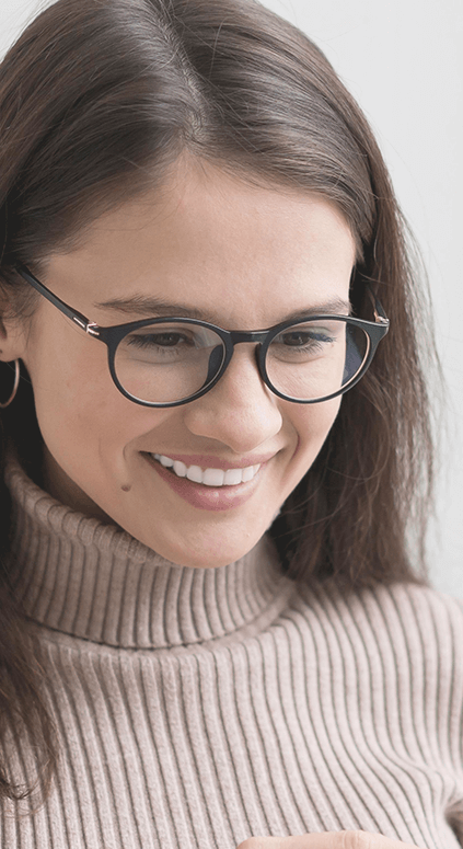 Chica con gafas sonriendo