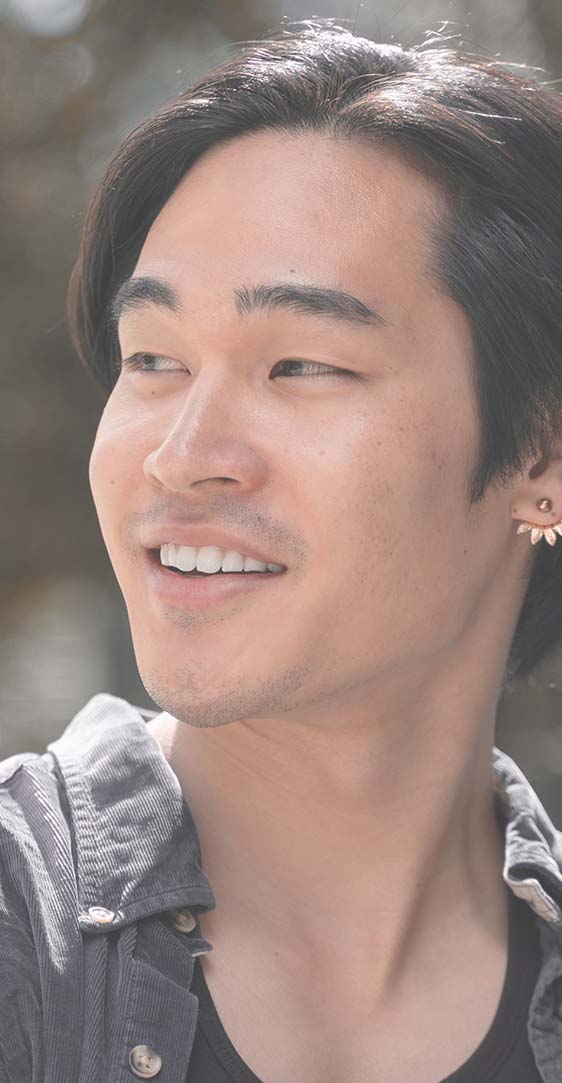 Periodoncia - Hombre asiatico mediana edad - Clínica Soria - Clínica dental en Salamanca