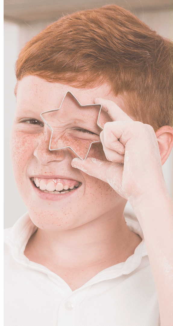 Niño guiñando un ojo y sonriendo