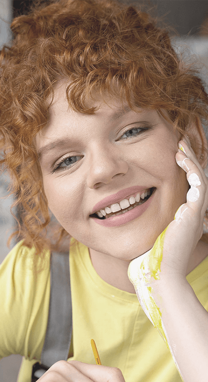 Chica pelirroja sonriendo