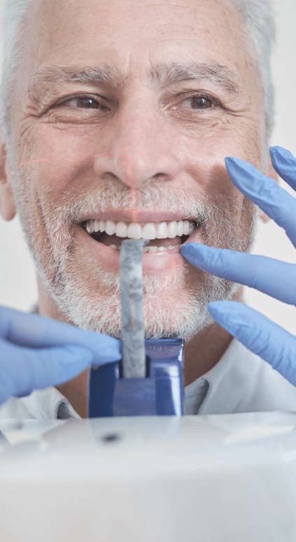 Hombre mayor haciéndose una radiografía bucal