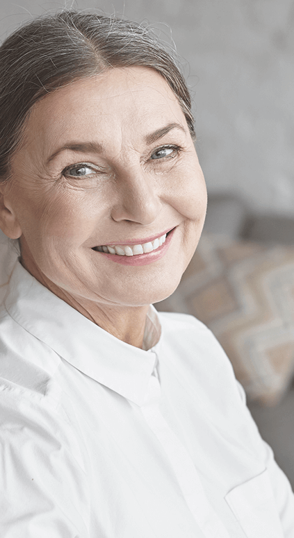 Señora mayor sonriendo