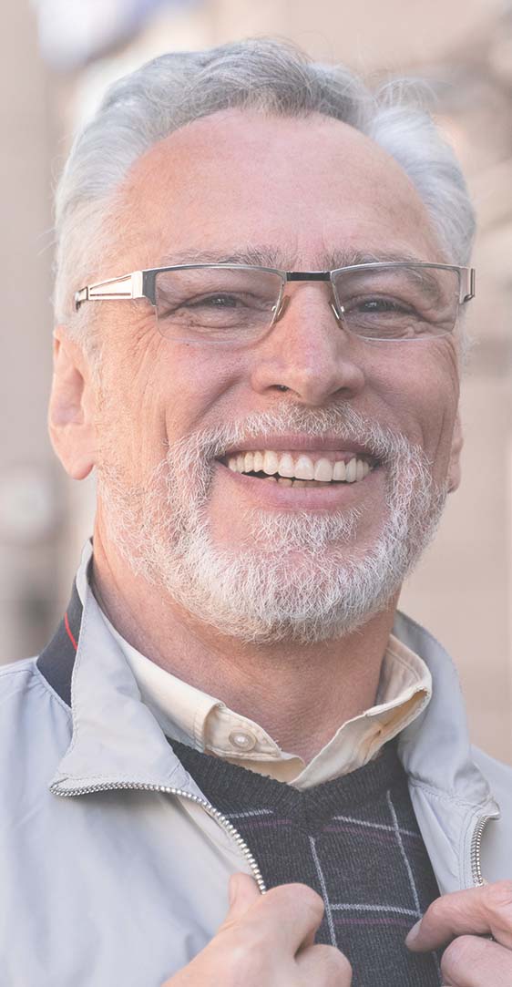 Hombre adulto sonriendo