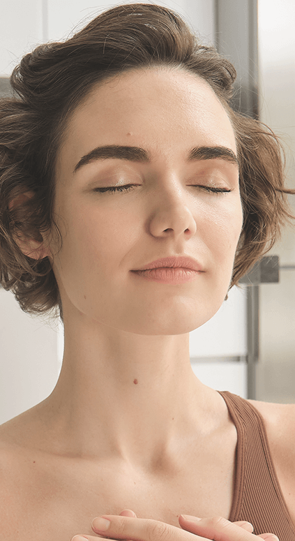 Chica con los ojos cerrados