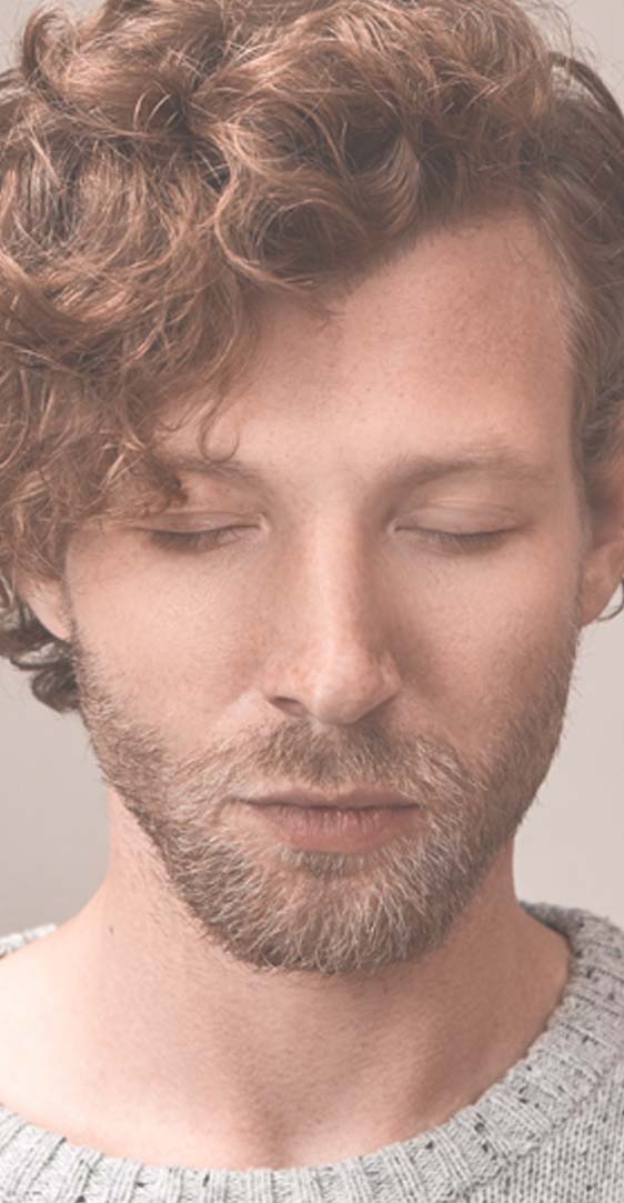 Hombre con los ojos cerrados