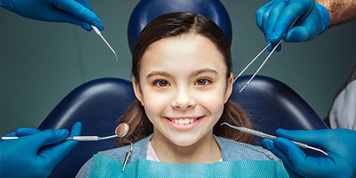 Niña esperando una revisión de caries