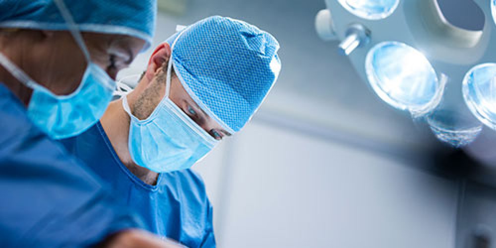 Dentista realizando una operación maxilofacial