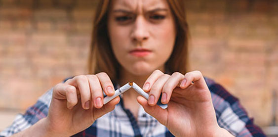 chica rompiendo un cigarrillo enfada