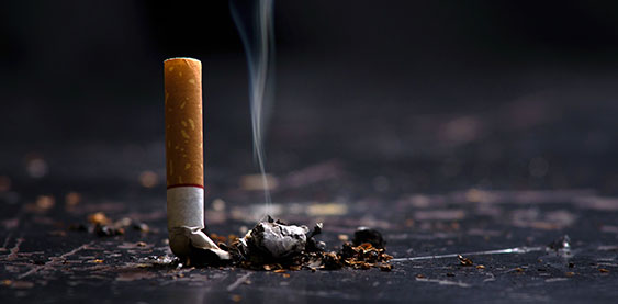 Cigarrillo apagado en el suelo