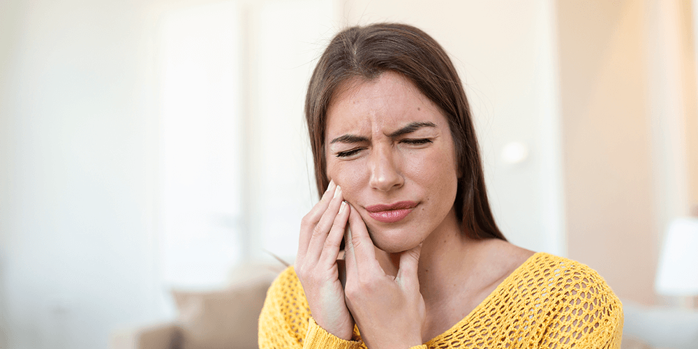 Chica con dolor de dientes y depresión por culpa de una mala limpieza bucal