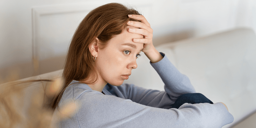 Chica con depresión por culpa de una mala limpieza bucal