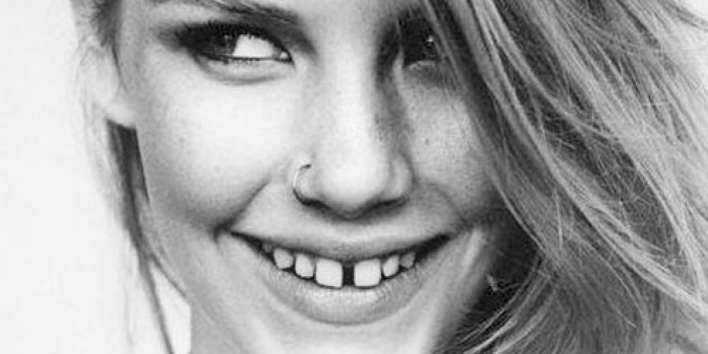 Chica con diastema sonriendo