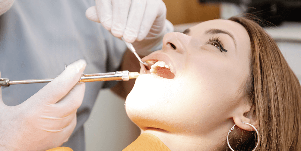 Mujer haciéndose un tratamiento de gingivitis en Salamanca en la Clínica Soria