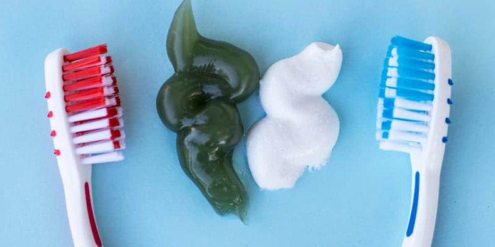 pasta de dientes blanca verde cepillo de dientes exprimido