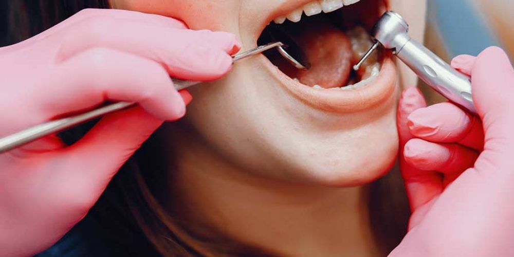 Mujer sentada haciéndose un tratamiento en el dentista