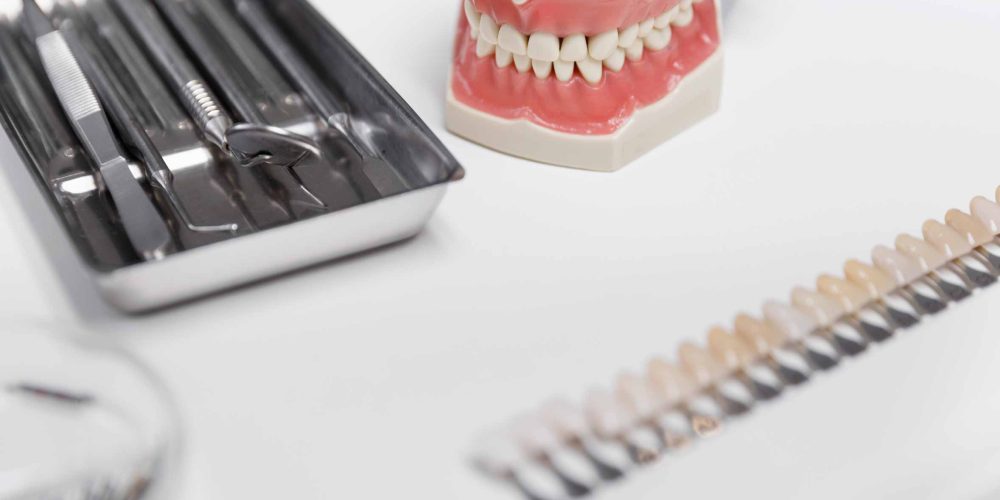 Foto de herramientas para tratamiento de odontologia