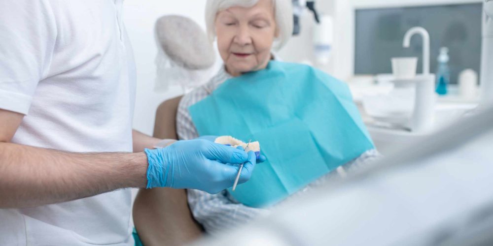 Mujer mayor en la consulta de dentista