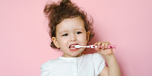 Niña cepillándose los dientes