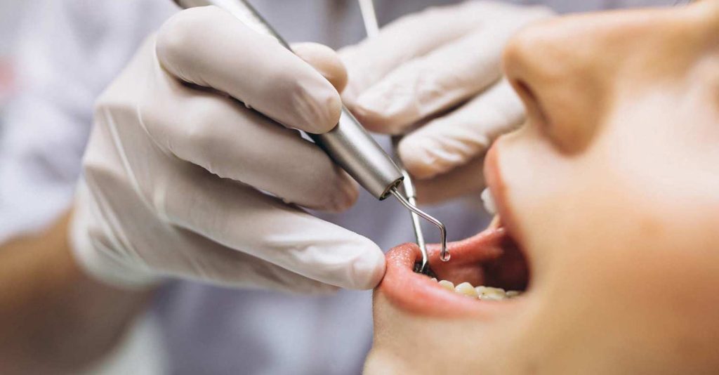 Paciente mujer en el dentista