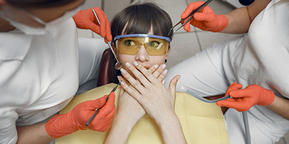Chica asustada por estar en el dentista