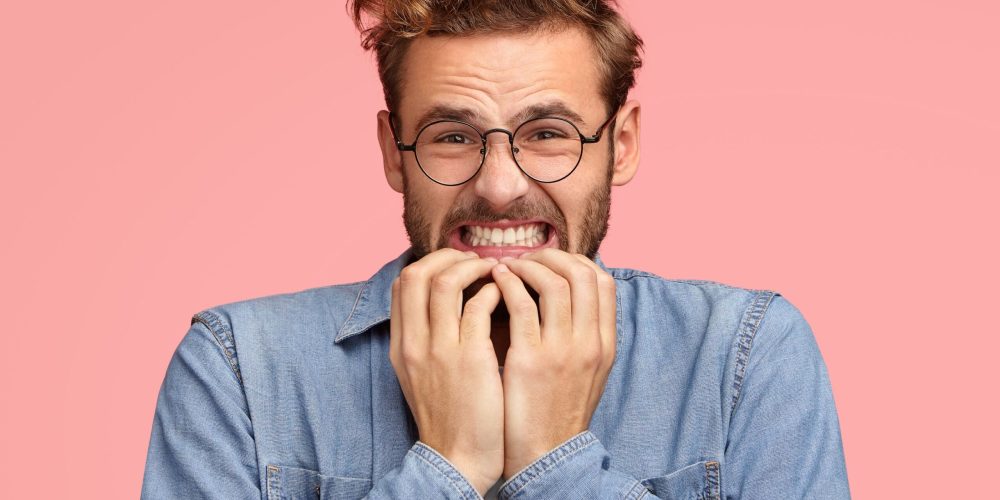 Señor con bruxismo apretando los dientes