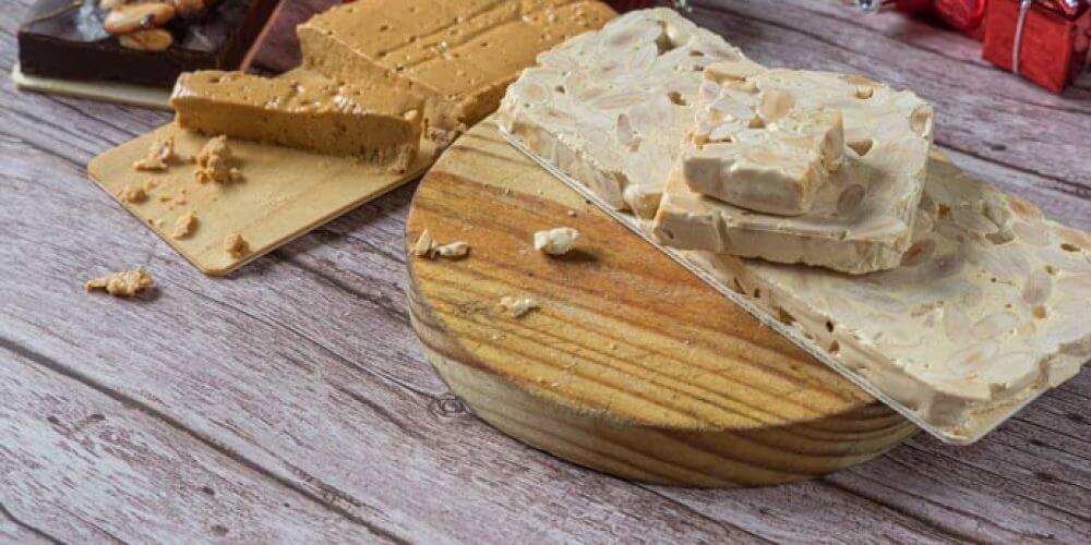 Turron encima de mesa navidad